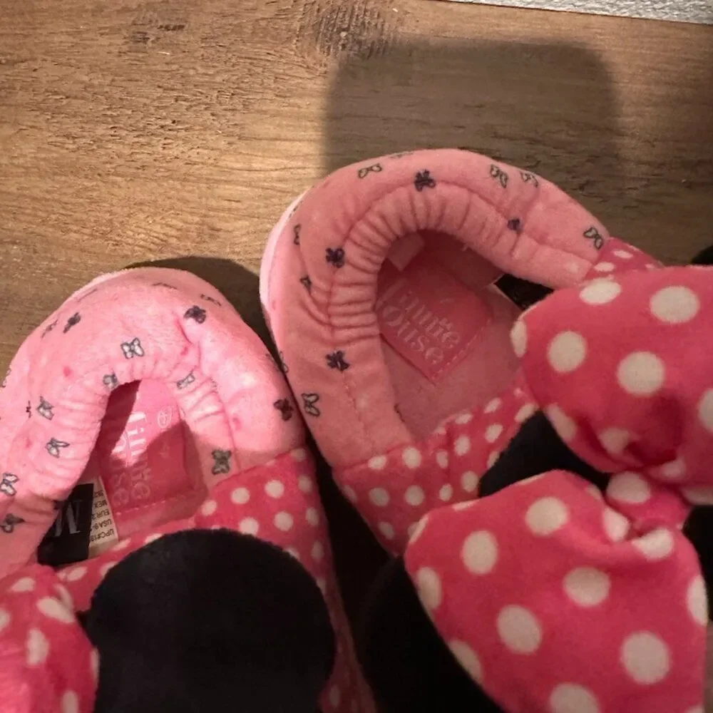 NWOT Minnie Mouse Pink Slippers with Minnie Head Size 9/10